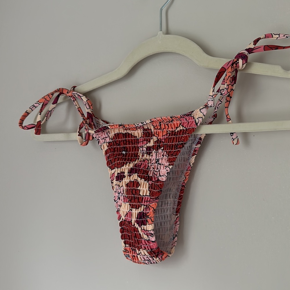 Bikini - Picture 2 of 2